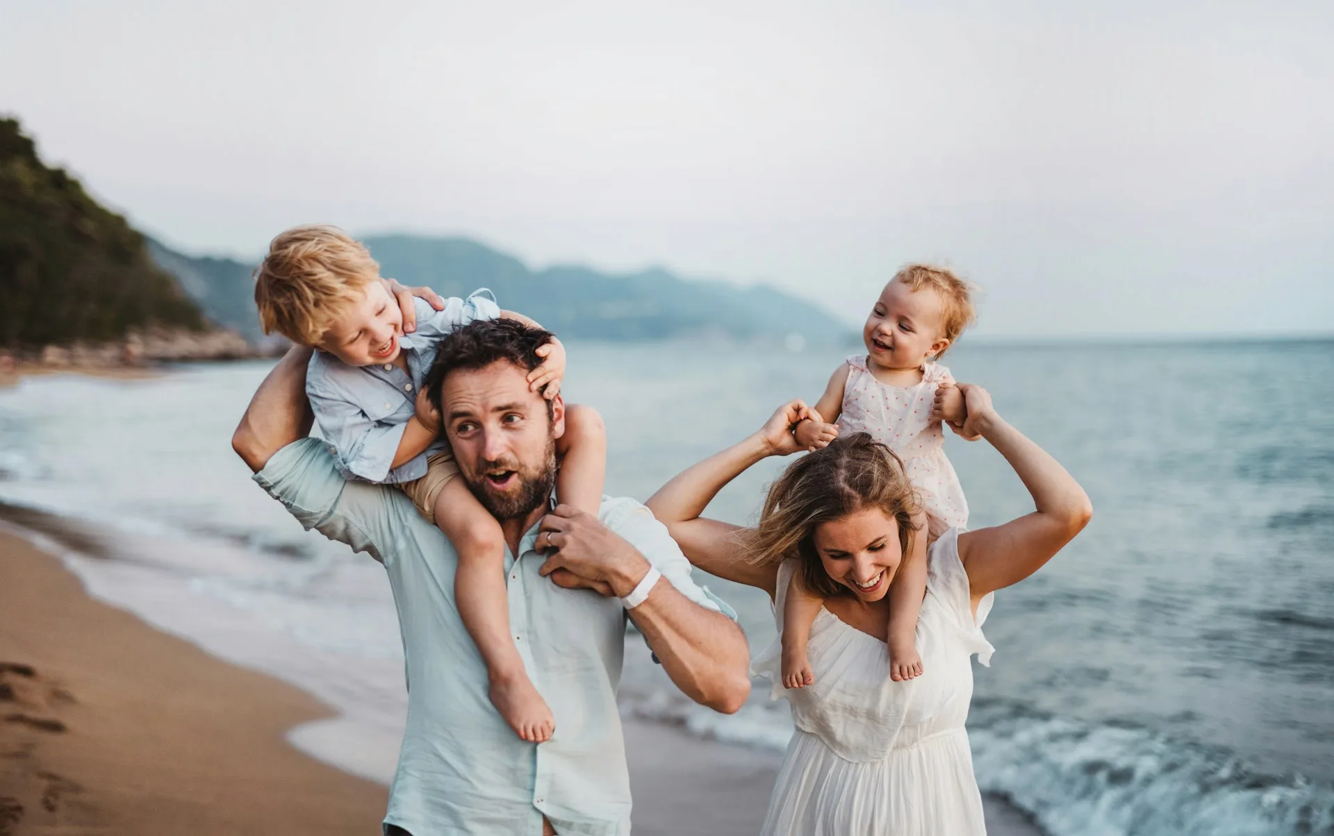 Junge Familie, die gemeinsam ihre Versicherungen plant